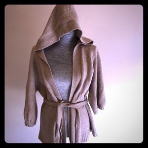 Hooded lambs wool hooded sweater with waist tie.